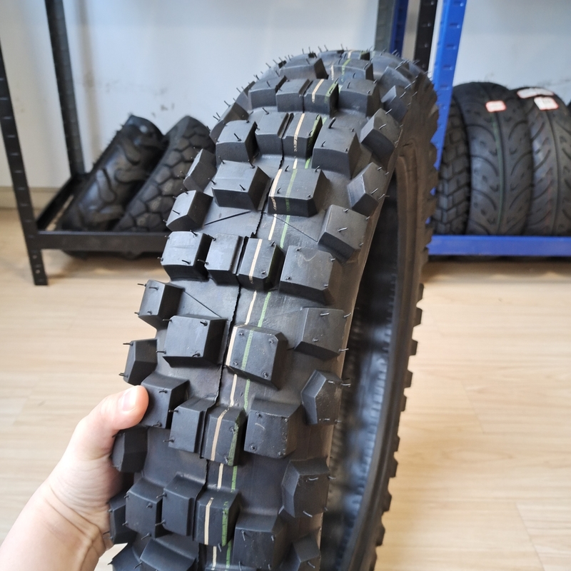 Pneumatici da moto 110/90-18 8PR per il mercato venezuelano Contenuto di gomma nera 35%-55% Durable