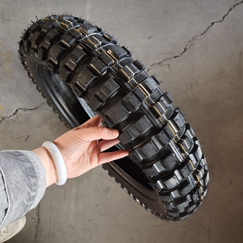 Pneumatico nero 4.60-17 per motociclette con materiale di gomma naturale e design senza tubi