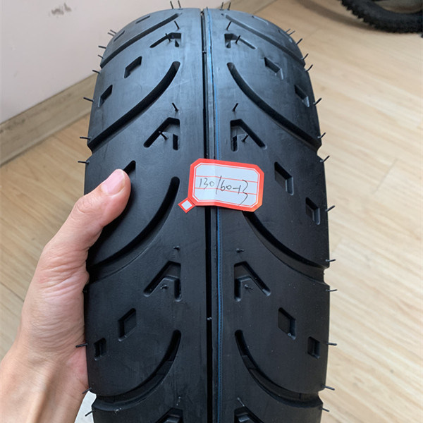 Cambio di pneumatici per moto 130/60-13 con tensione 10.5