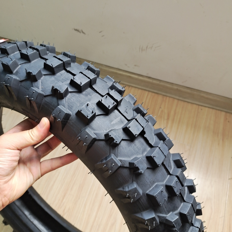Pneumatici per motocicli 4.60-17 senza tubi e tubi con capacità produttiva di 5000 pezzi al giorno