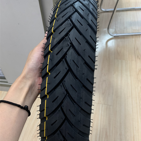 Contenuto di gomma del 35%-55% Pneumatici per motociclette 90/90-17 con 10000 pezzi al giorno Capacità di produzione