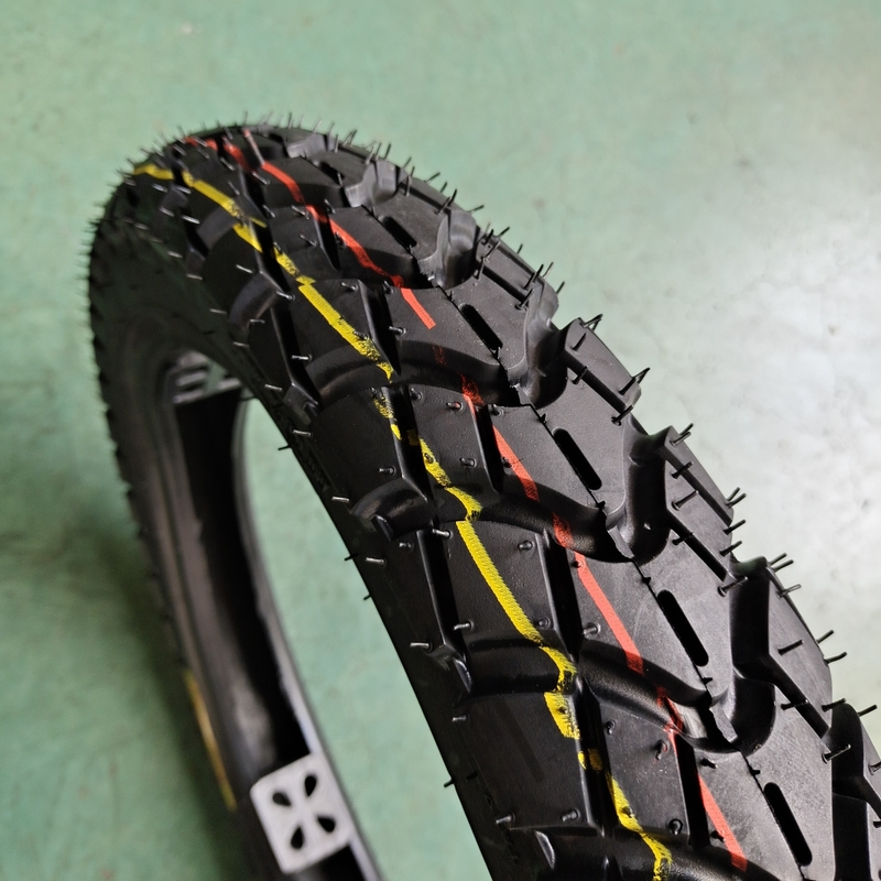 Ruote di gomma per motocicli pneumatici da 2.75-18 e con capacità produttiva di 5000 pezzi al giorno