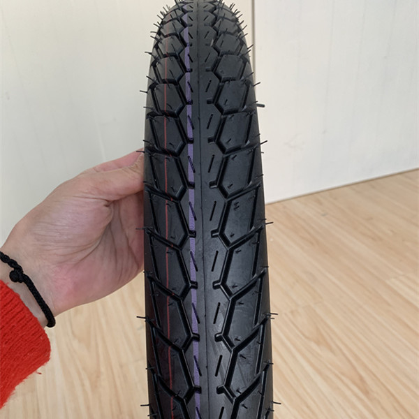 Capacità di produzione 10000 pezzi al giorno per pneumatici da gomma per moto 70/100-17