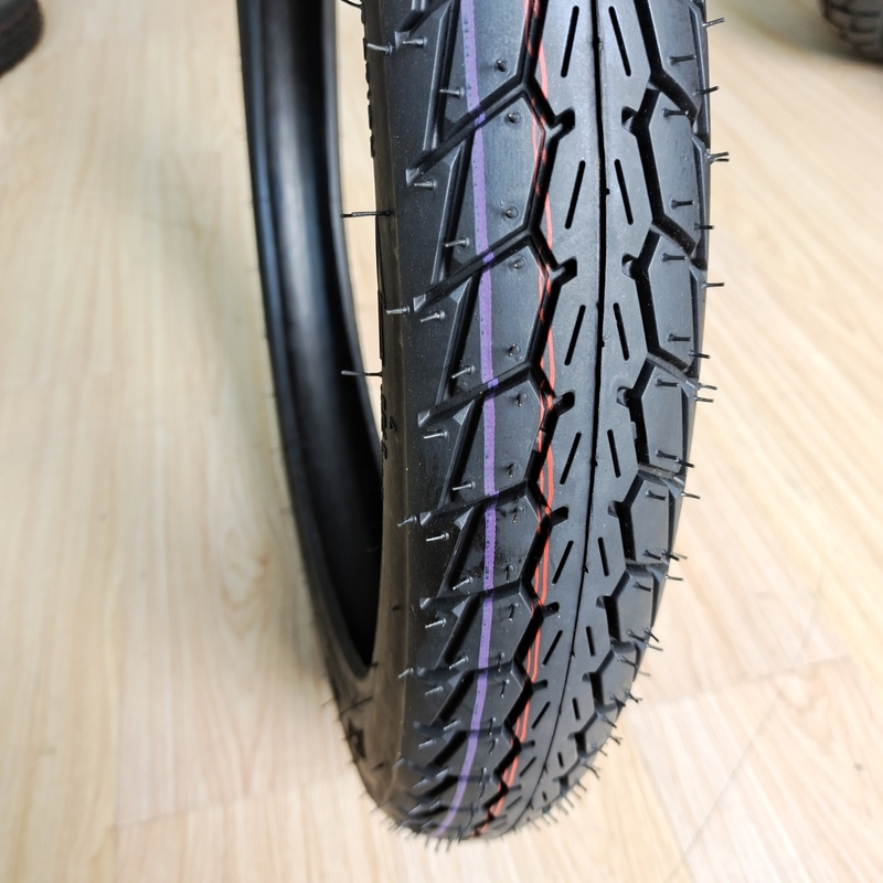 Super pneumatici per moto 70/100-17 60/100-17 destinati al mercato africano nel porto di Qingdao