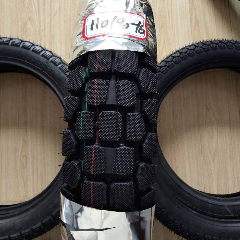 Carico nel porto di Qingdao 110/90-16 Pneumatici per motociclette con resistenza alla trazione 10,5 prestazioni