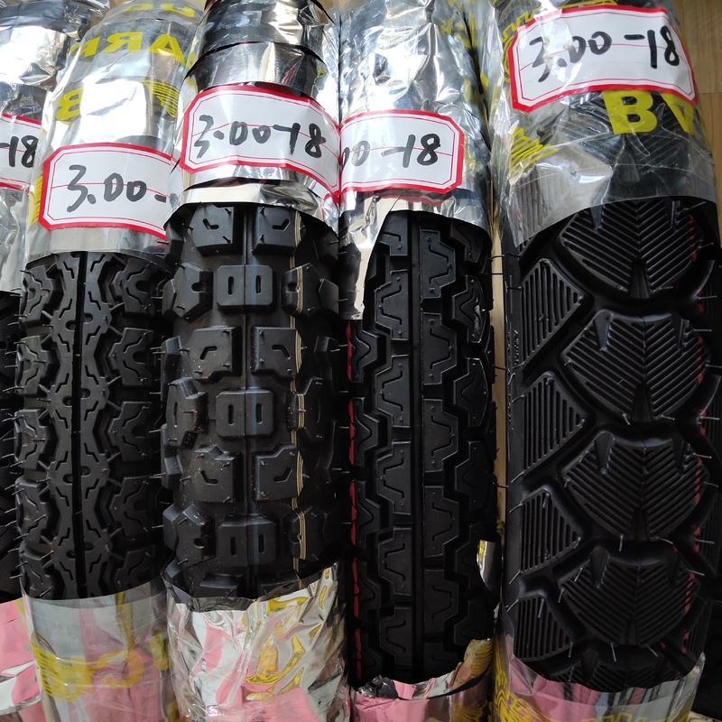 Pneumatici e tubi per motocicli 3.00-18 Tubi di gomma naturale Capacità di produzione 5000 pezzi al giorno